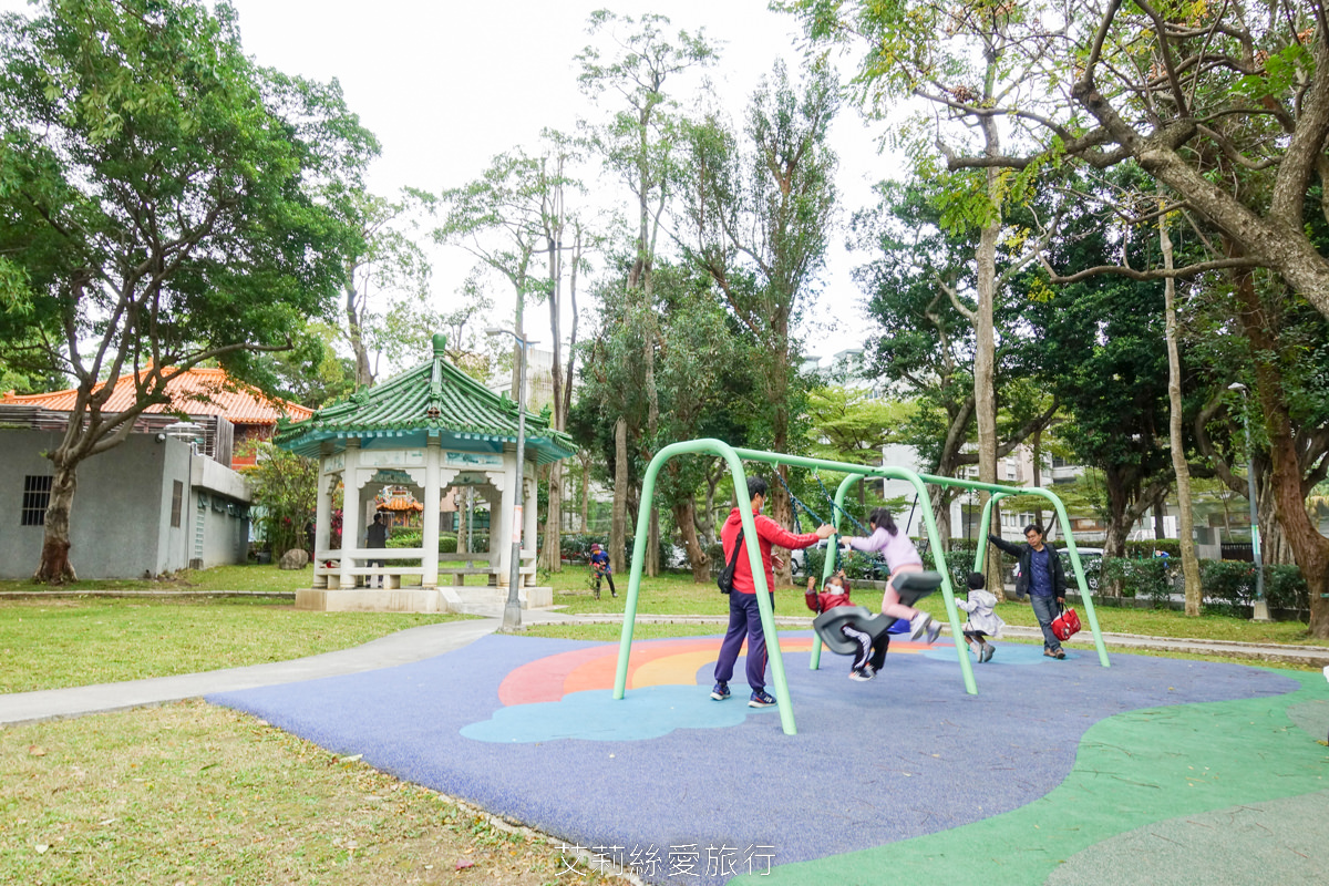 免費景點北投溫泉泡湯推薦！北投復興公園泡腳池 離捷運站最近的免費溫泉泡腳池 木造城堡兒童遊戲區和沙坑可讓小孩放風~