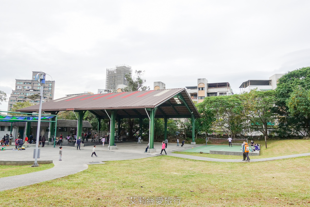 免費景點北投溫泉泡湯推薦！北投復興公園泡腳池 離捷運站最近的免費溫泉泡腳池 木造城堡兒童遊戲區和沙坑可讓小孩放風~