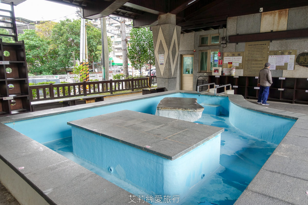 免費景點北投溫泉泡湯推薦！北投復興公園泡腳池 離捷運站最近的免費溫泉泡腳池 木造城堡兒童遊戲區和沙坑可讓小孩放風~