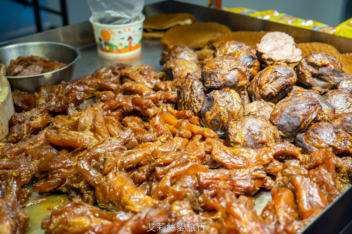 饒河夜市必吃 撒旦牛滷味 饕客最愛牛筋、牛肚、牛腱等牛三寶 香氣迷人軟嫩入味 一吃就愛上