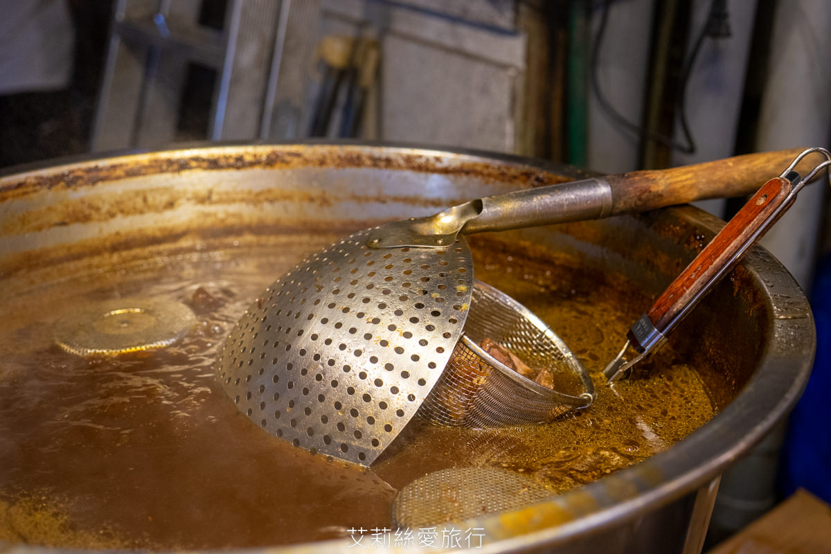 饒河夜市必吃 撒旦牛滷味 饕客最愛牛筋、牛肚、牛腱等牛三寶 香氣迷人軟嫩入味 一吃就愛上