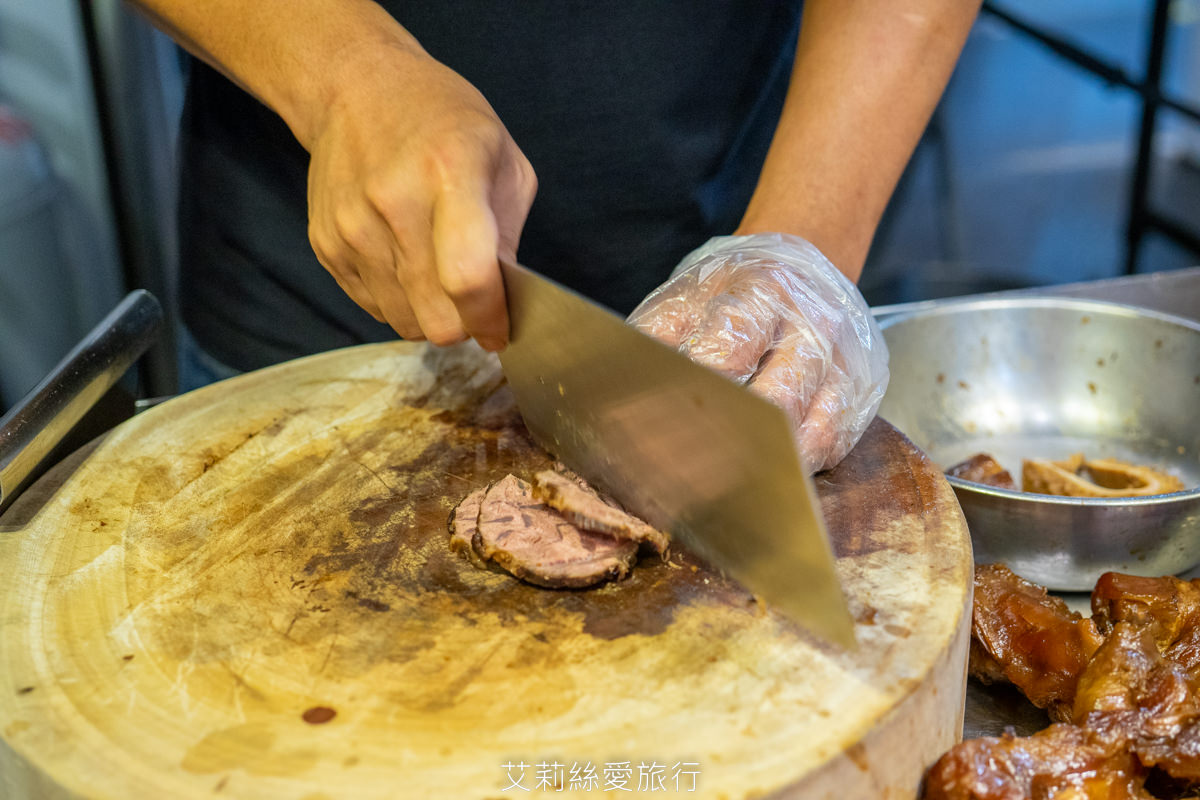 饒河夜市必吃 撒旦牛滷味 饕客最愛牛筋、牛肚、牛腱等牛三寶 香氣迷人軟嫩入味 一吃就愛上