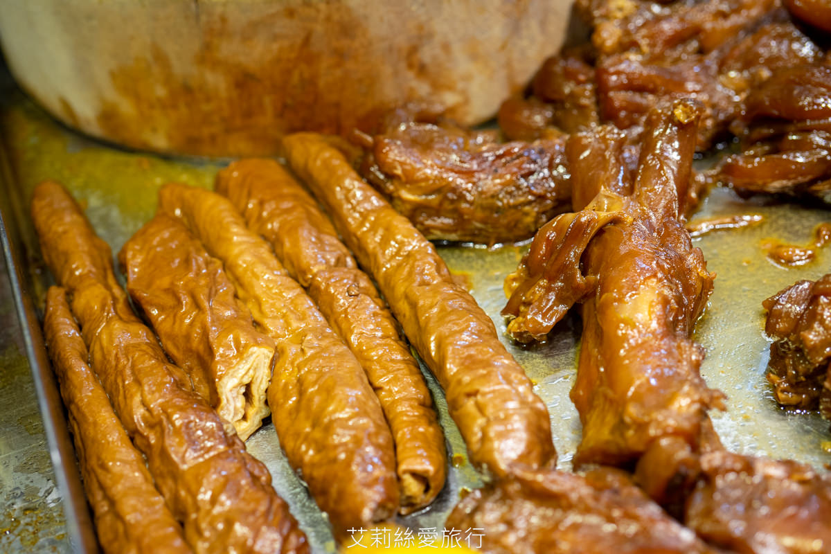 饒河夜市必吃 撒旦牛滷味 饕客最愛牛筋、牛肚、牛腱等牛三寶 香氣迷人軟嫩入味 一吃就愛上