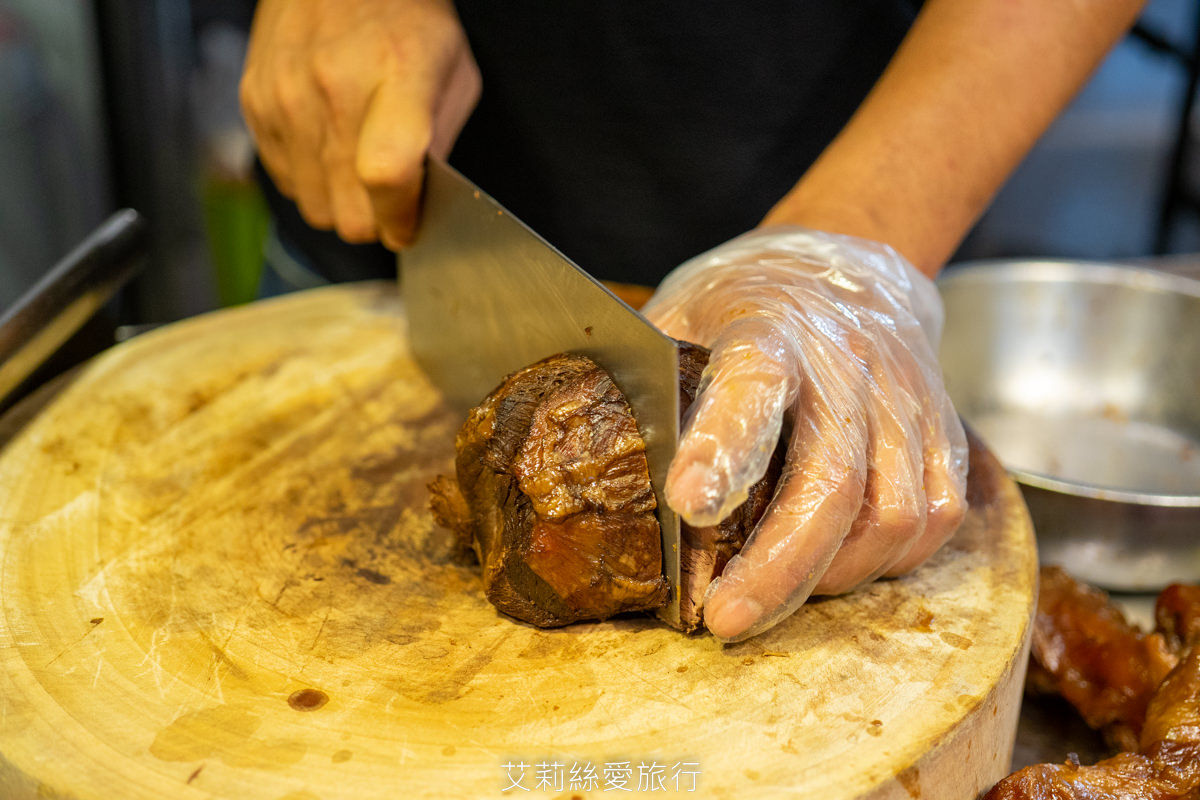 饒河夜市必吃 撒旦牛滷味 饕客最愛牛筋、牛肚、牛腱等牛三寶 香氣迷人軟嫩入味 一吃就愛上