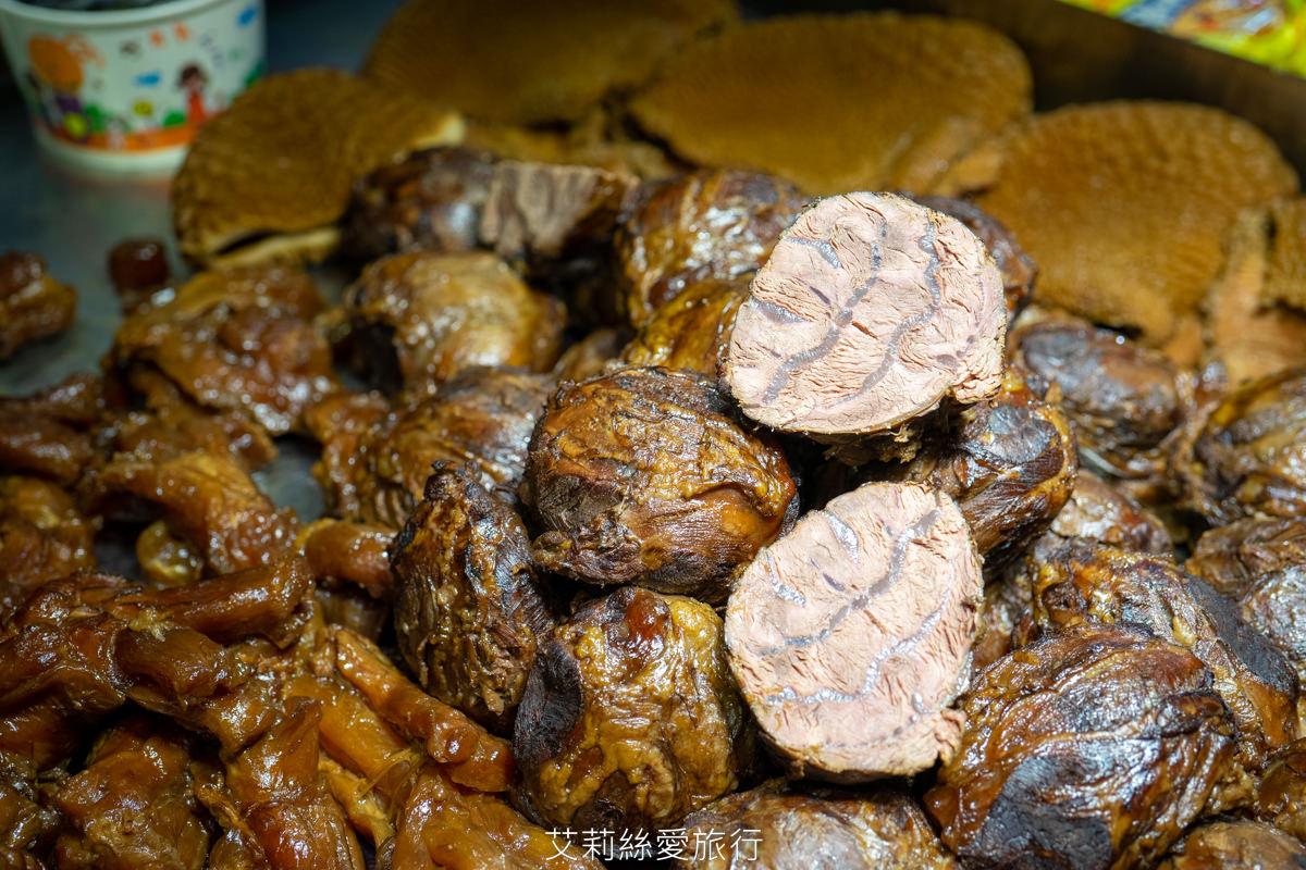 饒河夜市必吃 撒旦牛滷味 饕客最愛牛筋、牛肚、牛腱等牛三寶 香氣迷人軟嫩入味 一吃就愛上