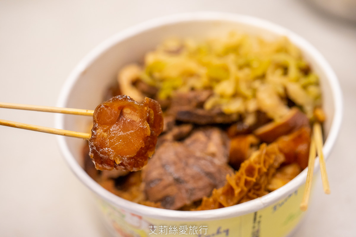 饒河夜市必吃 撒旦牛滷味 饕客最愛牛筋、牛肚、牛腱等牛三寶 香氣迷人軟嫩入味 一吃就愛上