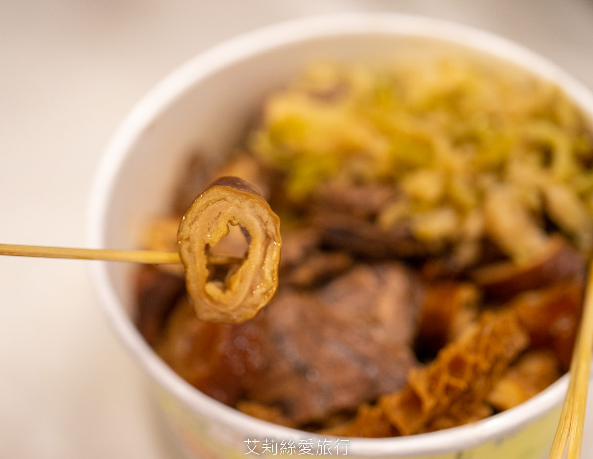 饒河夜市必吃 撒旦牛滷味 饕客最愛牛筋、牛肚、牛腱等牛三寶 香氣迷人軟嫩入味 一吃就愛上