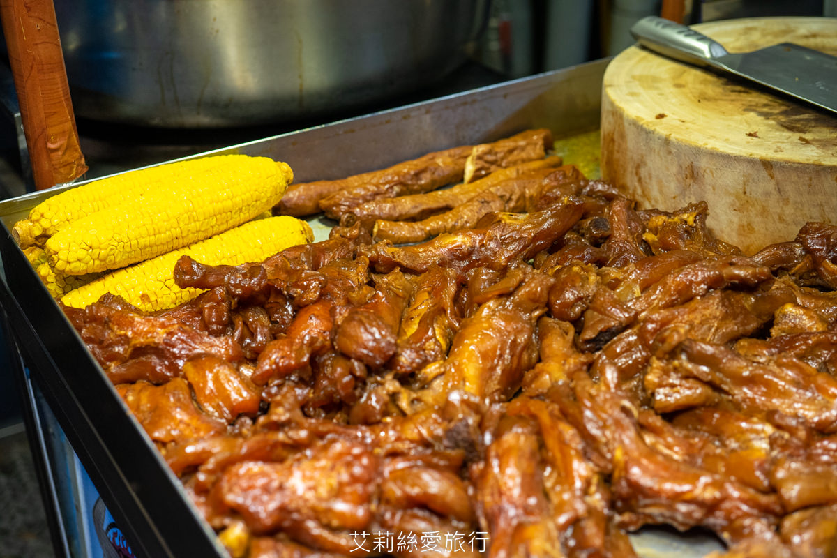 饒河夜市必吃 撒旦牛滷味 饕客最愛牛筋、牛肚、牛腱等牛三寶 香氣迷人軟嫩入味 一吃就愛上