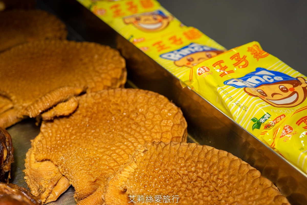 饒河夜市必吃 撒旦牛滷味 饕客最愛牛筋、牛肚、牛腱等牛三寶 香氣迷人軟嫩入味 一吃就愛上