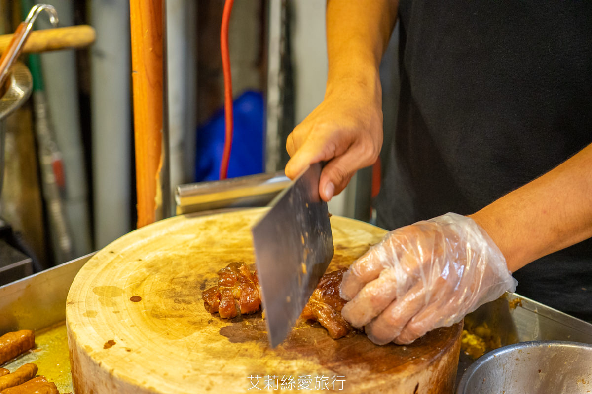 饒河夜市必吃 撒旦牛滷味 饕客最愛牛筋、牛肚、牛腱等牛三寶 香氣迷人軟嫩入味 一吃就愛上