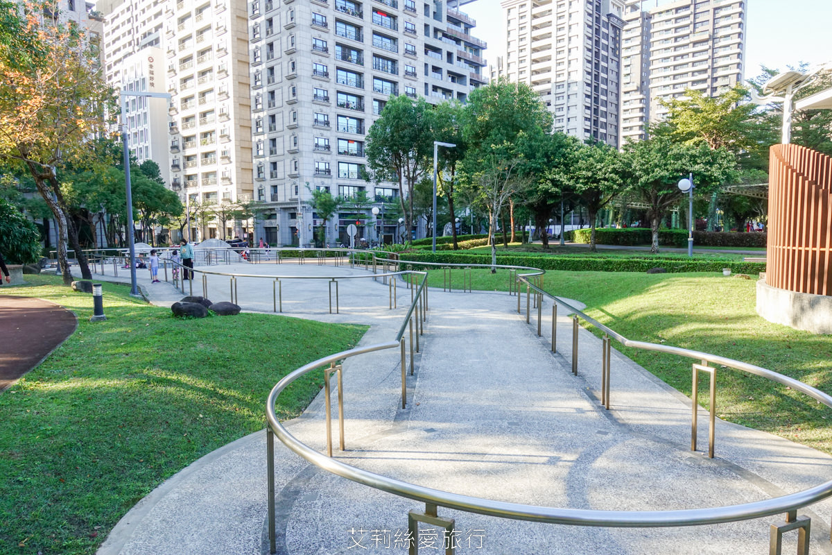 新北落羽松景點 免費入園 新莊頭前運動公園 生態水池冬季夢幻落羽松夏季賞蓮 漫步森林兒童遊戲場 捷運幸福站