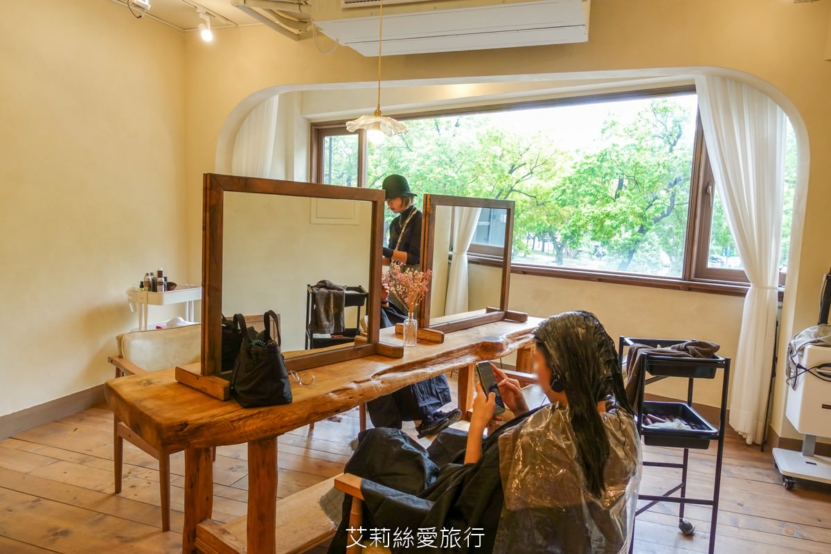 台北士林剪髮推薦！日青髮廊 自然捲救星縮毛矯正 柔順又自然 文青復古風舒適又好拍！士林捷運步行3分鐘！