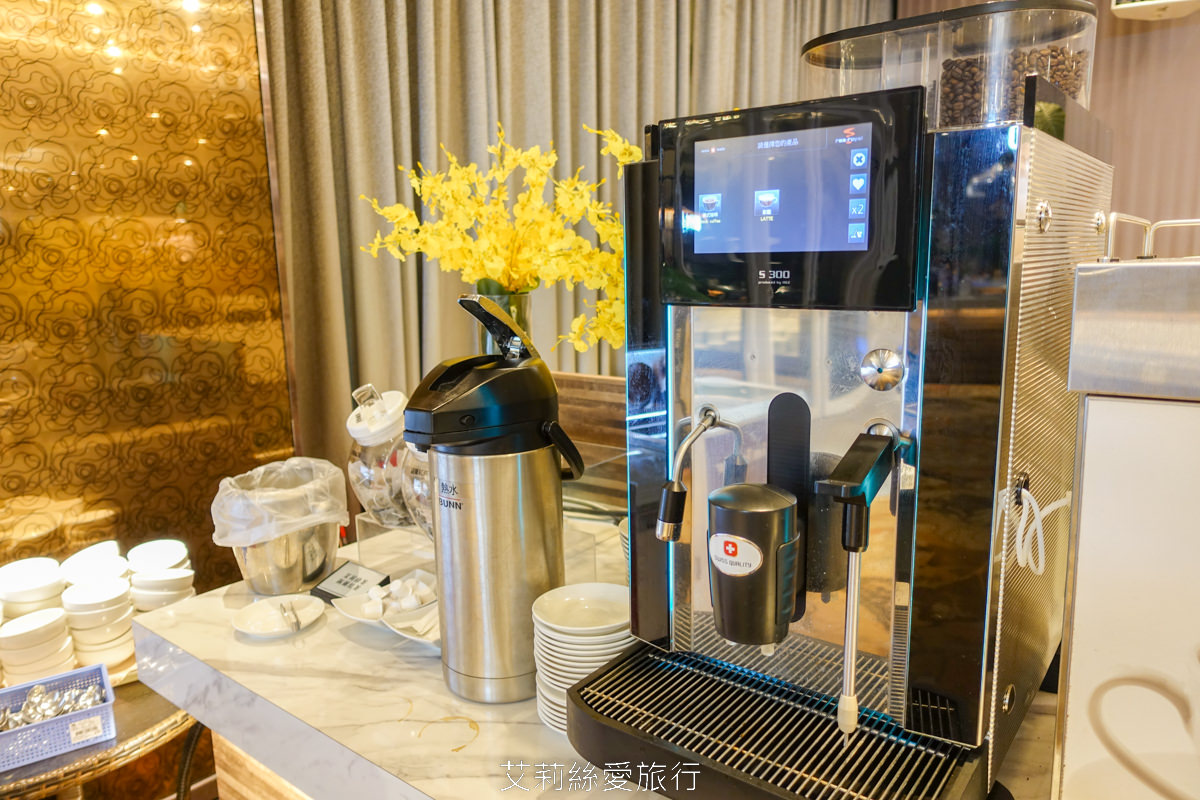 新北新莊吃到飽 峇里斯南洋海鮮百匯 鮭魚美食 烤鴨牛排螃蟹生魚片現烤BBQ、啤酒冰淇淋泰式奶茶等多國料理百種美食！