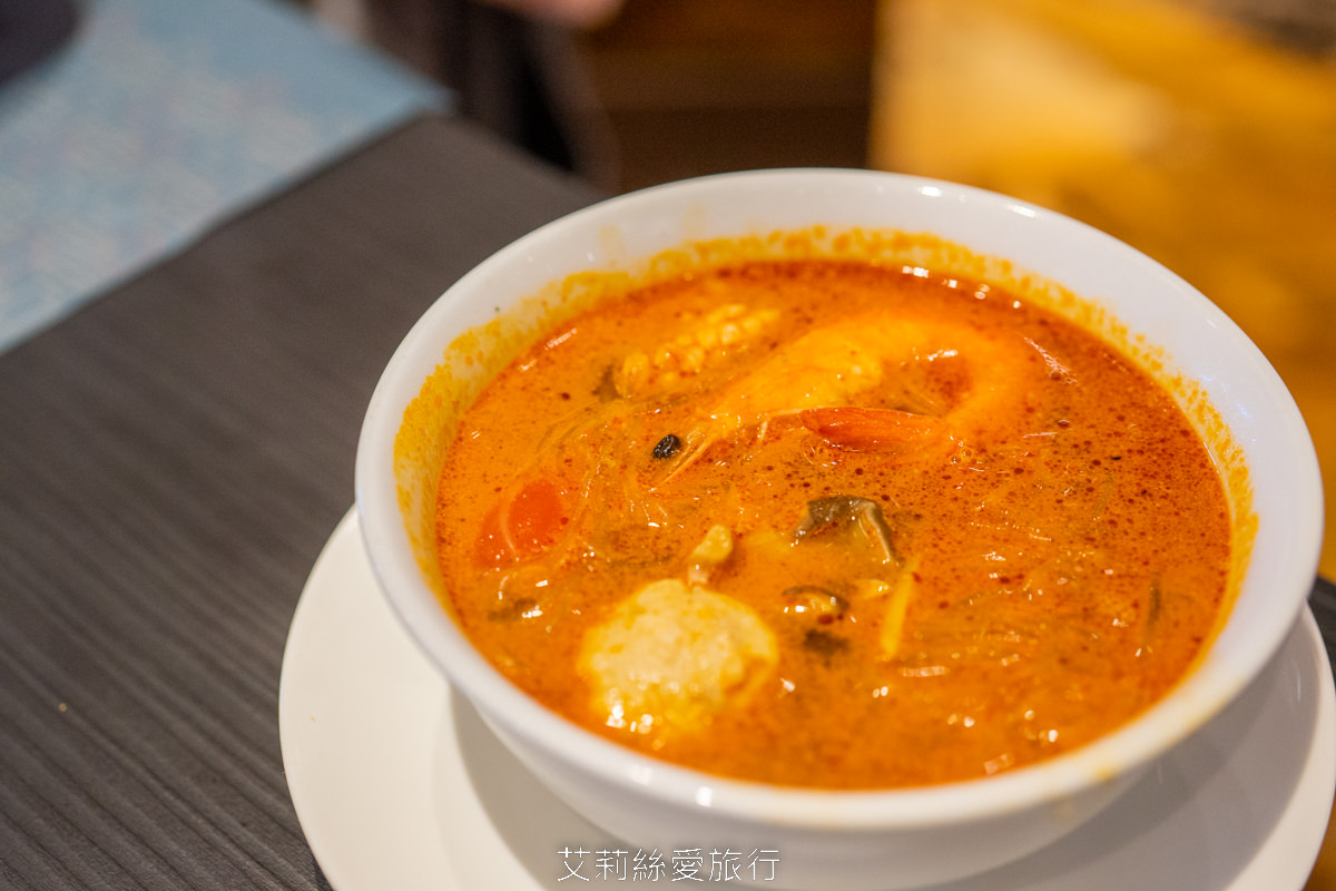 新北新莊吃到飽 峇里斯南洋海鮮百匯 鮭魚美食 烤鴨牛排螃蟹生魚片現烤BBQ、啤酒冰淇淋泰式奶茶等多國料理百種美食！