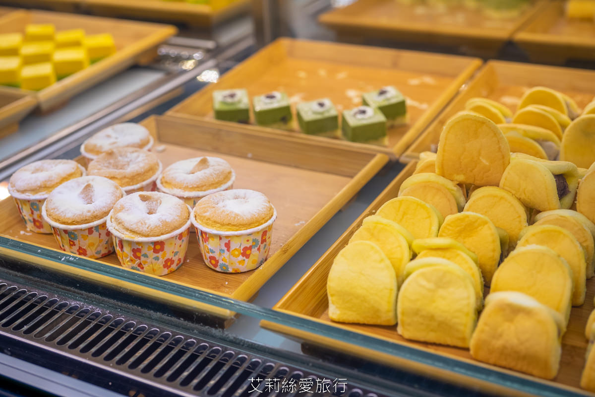 新北新莊吃到飽 峇里斯南洋海鮮百匯 鮭魚美食 烤鴨牛排螃蟹生魚片現烤BBQ、啤酒冰淇淋泰式奶茶等多國料理百種美食！