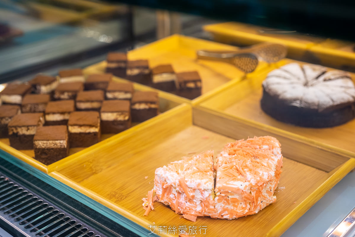新北新莊吃到飽 峇里斯南洋海鮮百匯 鮭魚美食 烤鴨牛排螃蟹生魚片現烤BBQ、啤酒冰淇淋泰式奶茶等多國料理百種美食！