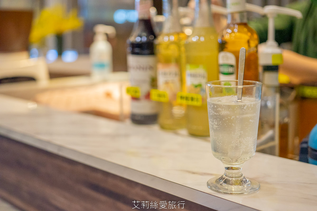 新北新莊吃到飽 峇里斯南洋海鮮百匯 鮭魚美食 烤鴨牛排螃蟹生魚片現烤BBQ、啤酒冰淇淋泰式奶茶等多國料理百種美食！