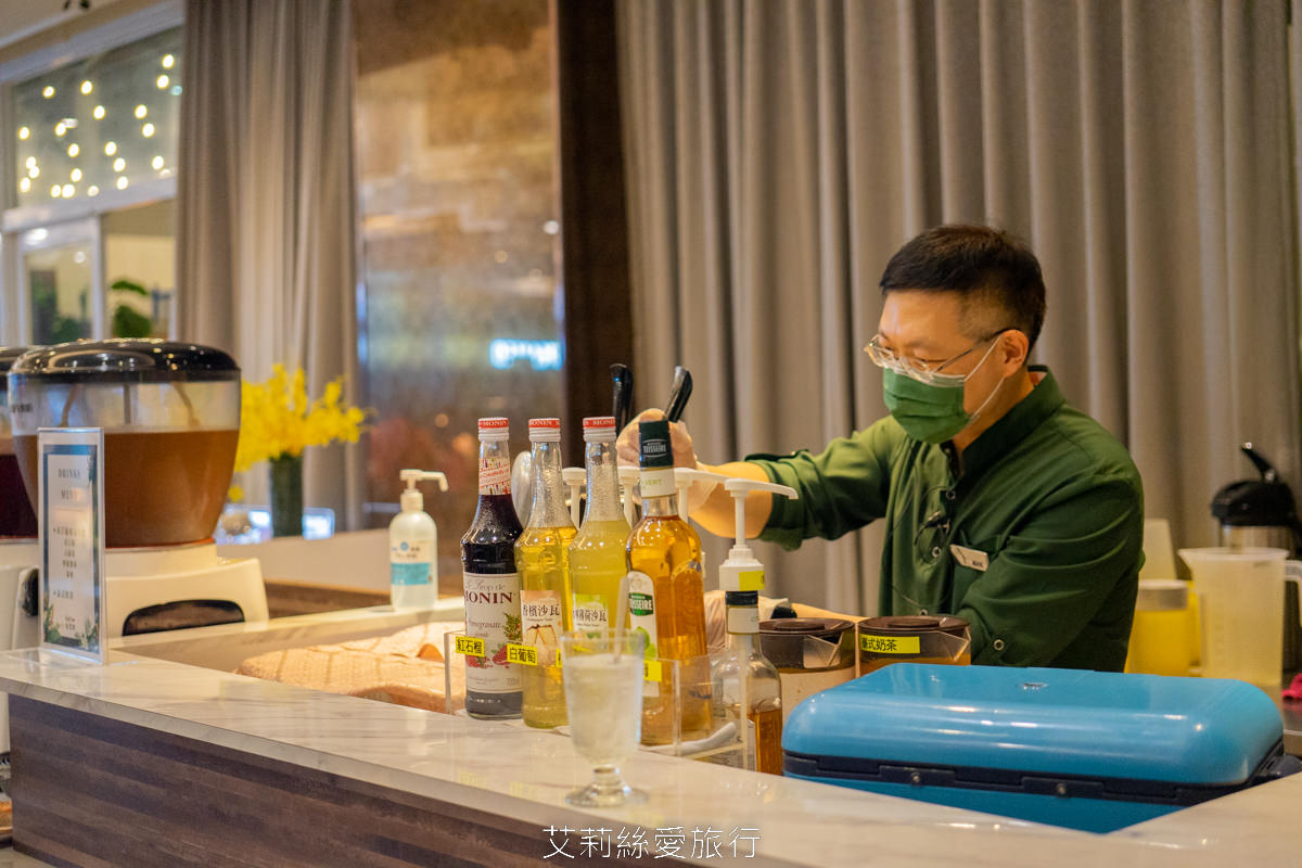 新北新莊吃到飽 峇里斯南洋海鮮百匯 鮭魚美食 烤鴨牛排螃蟹生魚片現烤BBQ、啤酒冰淇淋泰式奶茶等多國料理百種美食！