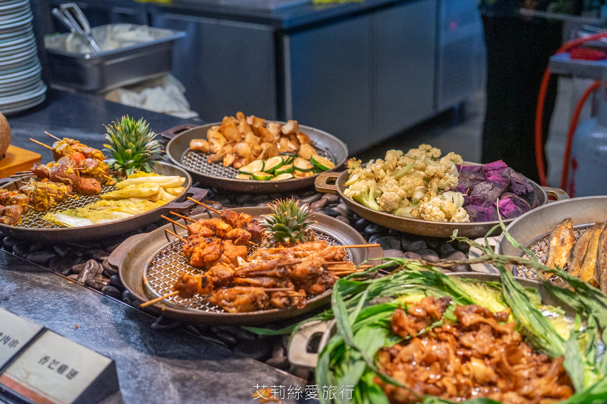 新北新莊吃到飽 峇里斯南洋海鮮百匯 鮭魚美食 烤鴨牛排螃蟹生魚片現烤BBQ、啤酒冰淇淋泰式奶茶等多國料理百種美食！