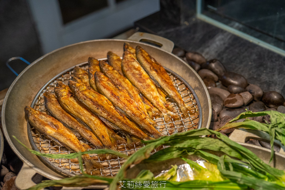 新北新莊吃到飽 峇里斯南洋海鮮百匯 鮭魚美食 烤鴨牛排螃蟹生魚片現烤BBQ、啤酒冰淇淋泰式奶茶等多國料理百種美食！