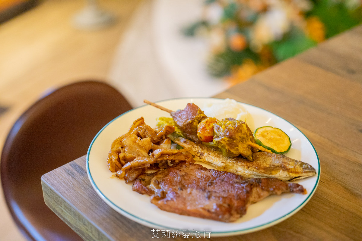 新北新莊吃到飽 峇里斯南洋海鮮百匯 鮭魚美食 烤鴨牛排螃蟹生魚片現烤BBQ、啤酒冰淇淋泰式奶茶等多國料理百種美食！