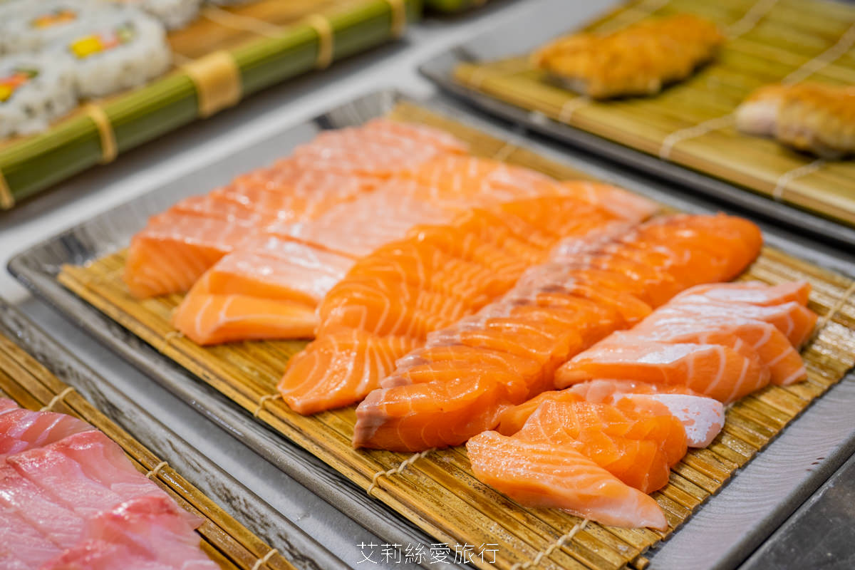 新北新莊吃到飽 峇里斯南洋海鮮百匯 鮭魚美食 烤鴨牛排螃蟹生魚片現烤BBQ、啤酒冰淇淋泰式奶茶等多國料理百種美食！