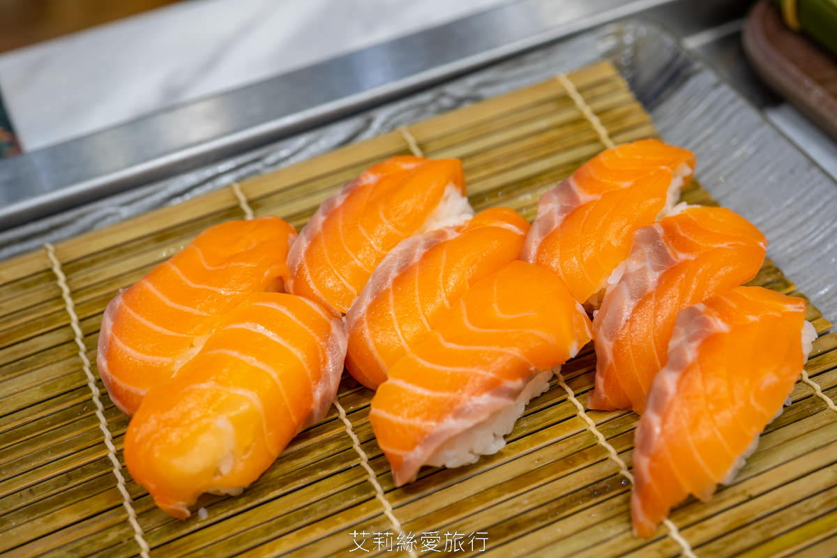 新北新莊吃到飽 峇里斯南洋海鮮百匯 鮭魚美食 烤鴨牛排螃蟹生魚片現烤BBQ、啤酒冰淇淋泰式奶茶等多國料理百種美食！