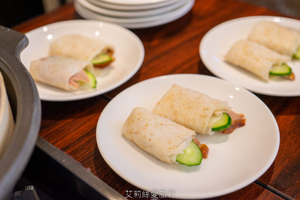 新北新莊吃到飽 峇里斯南洋海鮮百匯 鮭魚美食 烤鴨牛排螃蟹生魚片現烤BBQ、啤酒冰淇淋泰式奶茶等多國料理百種美食！