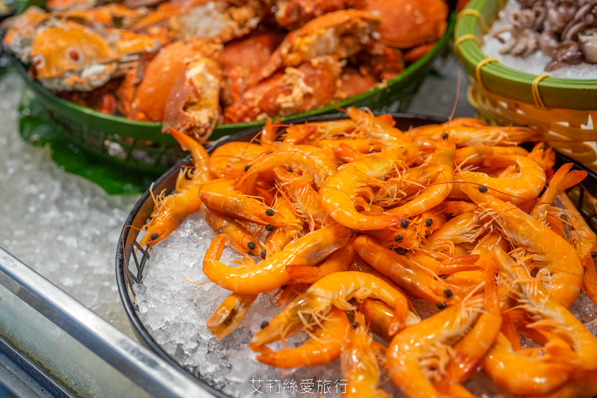 新北新莊吃到飽 峇里斯南洋海鮮百匯 鮭魚美食 烤鴨牛排螃蟹生魚片現烤BBQ、啤酒冰淇淋泰式奶茶等多國料理百種美食！
