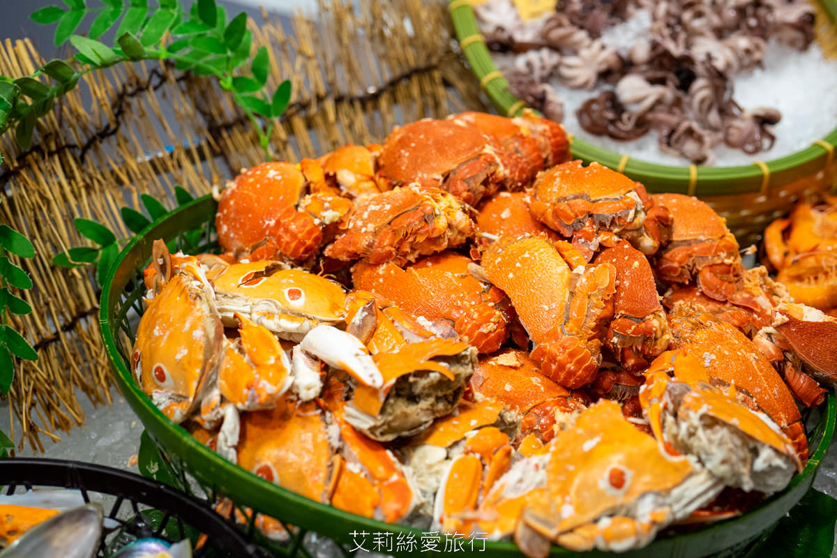 新北新莊吃到飽 峇里斯南洋海鮮百匯 鮭魚美食 烤鴨牛排螃蟹生魚片現烤BBQ、啤酒冰淇淋泰式奶茶等多國料理百種美食！