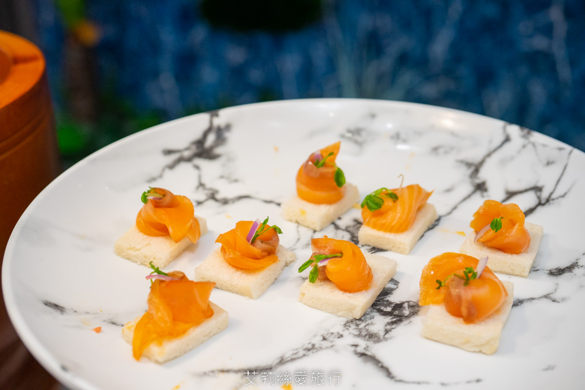 新北新莊吃到飽 峇里斯南洋海鮮百匯 鮭魚美食 烤鴨牛排螃蟹生魚片現烤BBQ、啤酒冰淇淋泰式奶茶等多國料理百種美食！