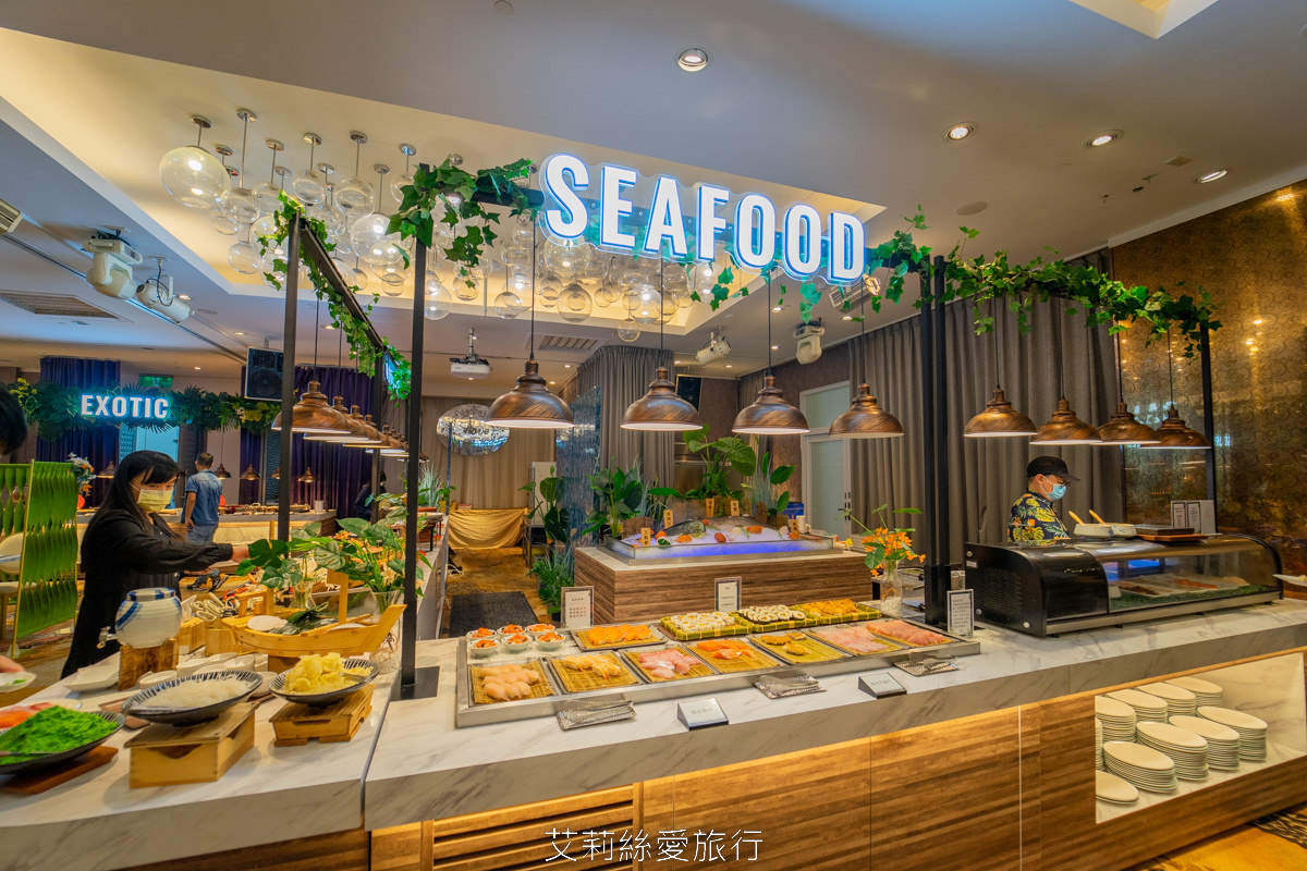 新北新莊吃到飽 峇里斯南洋海鮮百匯 鮭魚美食 烤鴨牛排螃蟹生魚片現烤BBQ、啤酒冰淇淋泰式奶茶等多國料理百種美食！