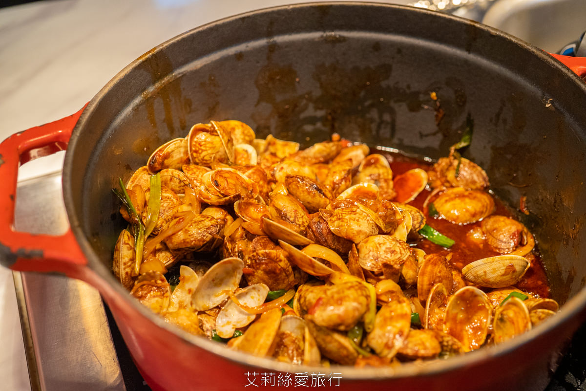 新北新莊吃到飽 峇里斯南洋海鮮百匯 鮭魚美食 烤鴨牛排螃蟹生魚片現烤BBQ、啤酒冰淇淋泰式奶茶等多國料理百種美食！