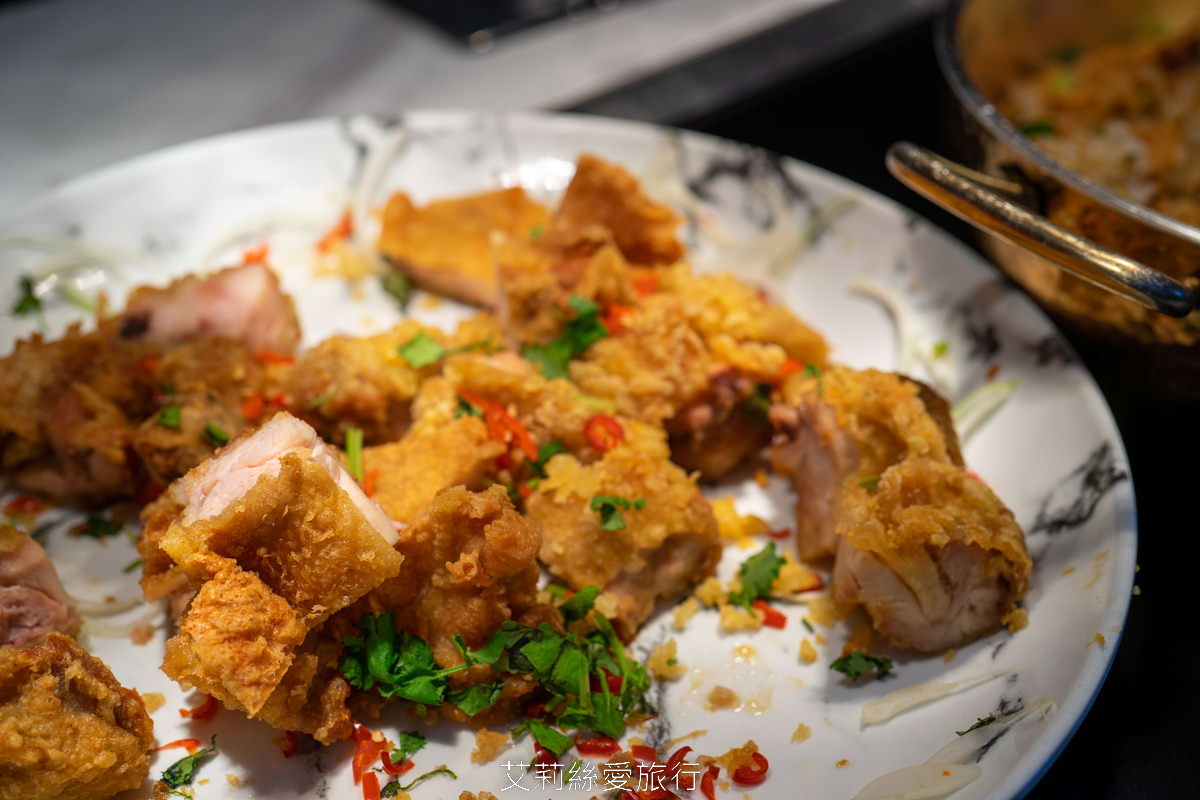 新北新莊吃到飽 峇里斯南洋海鮮百匯 鮭魚美食 烤鴨牛排螃蟹生魚片現烤BBQ、啤酒冰淇淋泰式奶茶等多國料理百種美食！