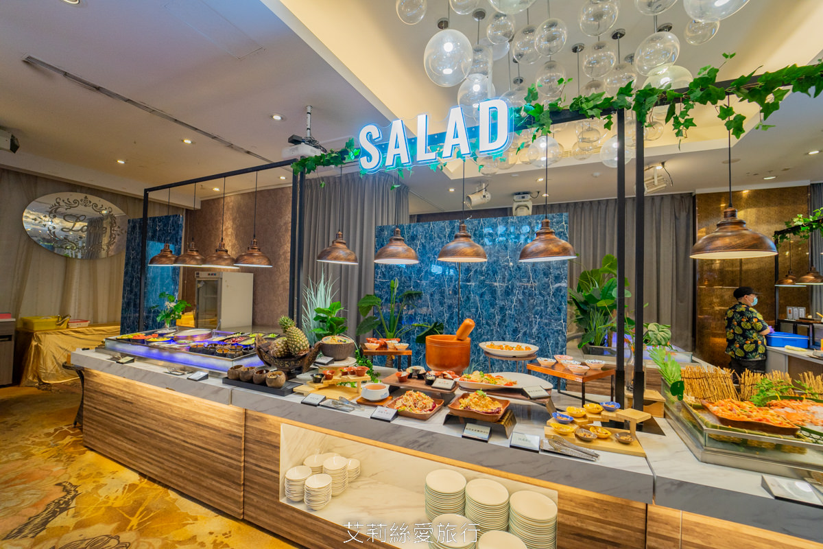 新北新莊吃到飽 峇里斯南洋海鮮百匯 鮭魚美食 烤鴨牛排螃蟹生魚片現烤BBQ、啤酒冰淇淋泰式奶茶等多國料理百種美食！