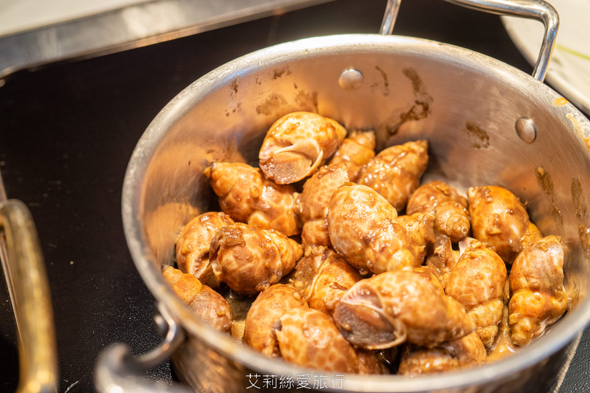 新北新莊吃到飽 峇里斯南洋海鮮百匯 鮭魚美食 烤鴨牛排螃蟹生魚片現烤BBQ、啤酒冰淇淋泰式奶茶等多國料理百種美食！