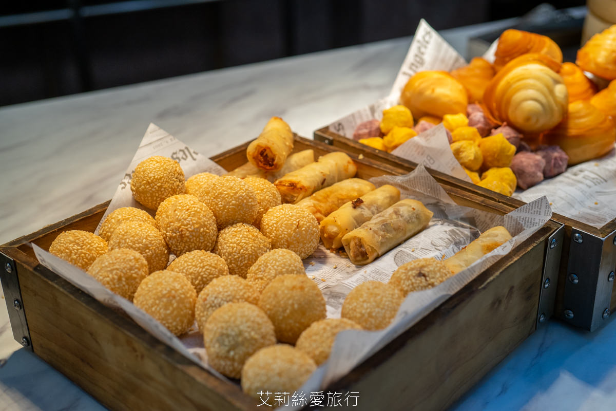 新北新莊吃到飽 峇里斯南洋海鮮百匯 鮭魚美食 烤鴨牛排螃蟹生魚片現烤BBQ、啤酒冰淇淋泰式奶茶等多國料理百種美食！