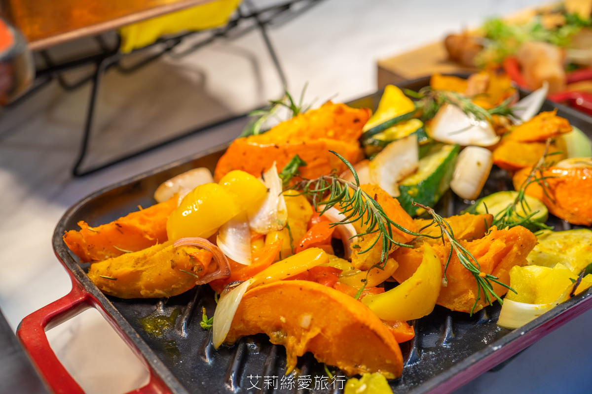 新北新莊吃到飽 峇里斯南洋海鮮百匯 鮭魚美食 烤鴨牛排螃蟹生魚片現烤BBQ、啤酒冰淇淋泰式奶茶等多國料理百種美食！