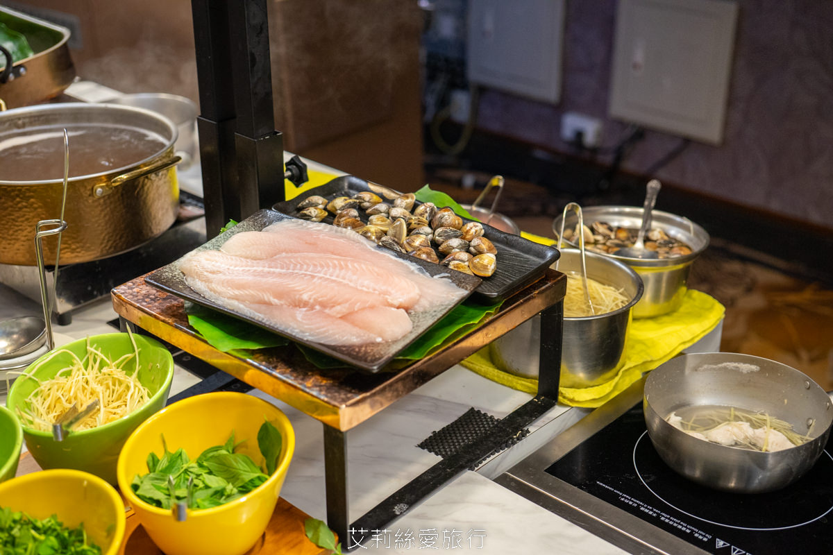 新北新莊吃到飽 峇里斯南洋海鮮百匯 鮭魚美食 烤鴨牛排螃蟹生魚片現烤BBQ、啤酒冰淇淋泰式奶茶等多國料理百種美食！