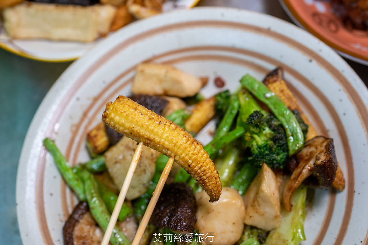 通化夜市必吃美食 暖男炸雞 台北必吃炸雞 追劇必備宵夜美食 焦糖、蒜香各有特色 甜甜鹹鹹一吃就愛上！捷運信義安和站