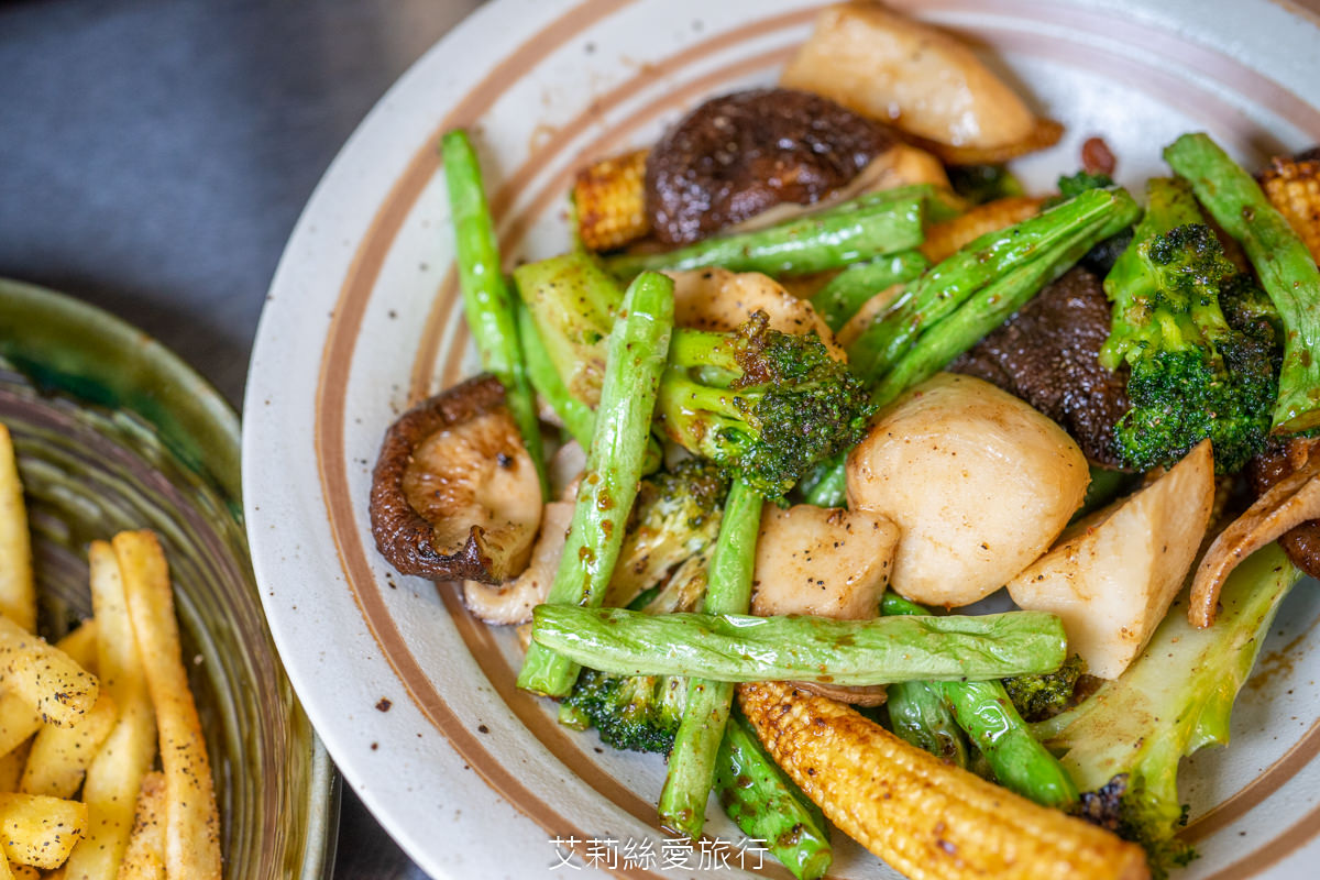 通化夜市必吃美食 暖男炸雞 台北必吃炸雞 追劇必備宵夜美食 焦糖、蒜香各有特色 甜甜鹹鹹一吃就愛上！捷運信義安和站