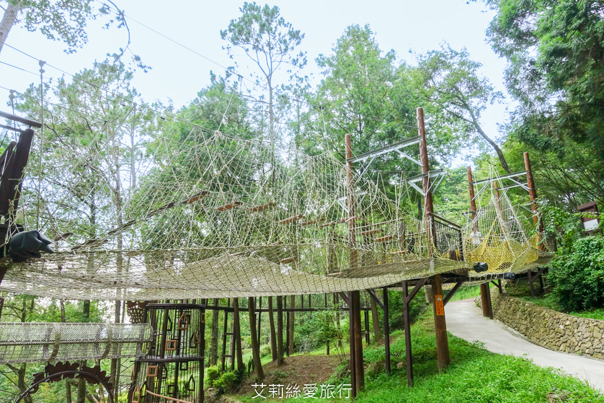 台中親子景點 東勢林場遊樂區 螢火蟲季來了！ 超放電體能訓練場刺激又好玩 幼童遊戲區 沙坑 彈跳床 溫泉泡腳池好放鬆！住宿環境乾淨又舒適 兩天一夜親子暑假旅遊