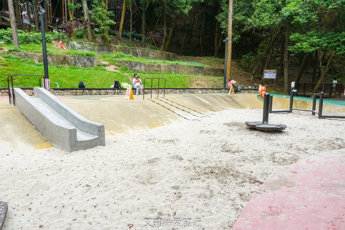 台中親子景點 東勢林場遊樂區 螢火蟲季來了！ 超放電體能訓練場刺激又好玩 幼童遊戲區 沙坑 彈跳床 溫泉泡腳池好放鬆！住宿環境乾淨又舒適 兩天一夜親子暑假旅遊