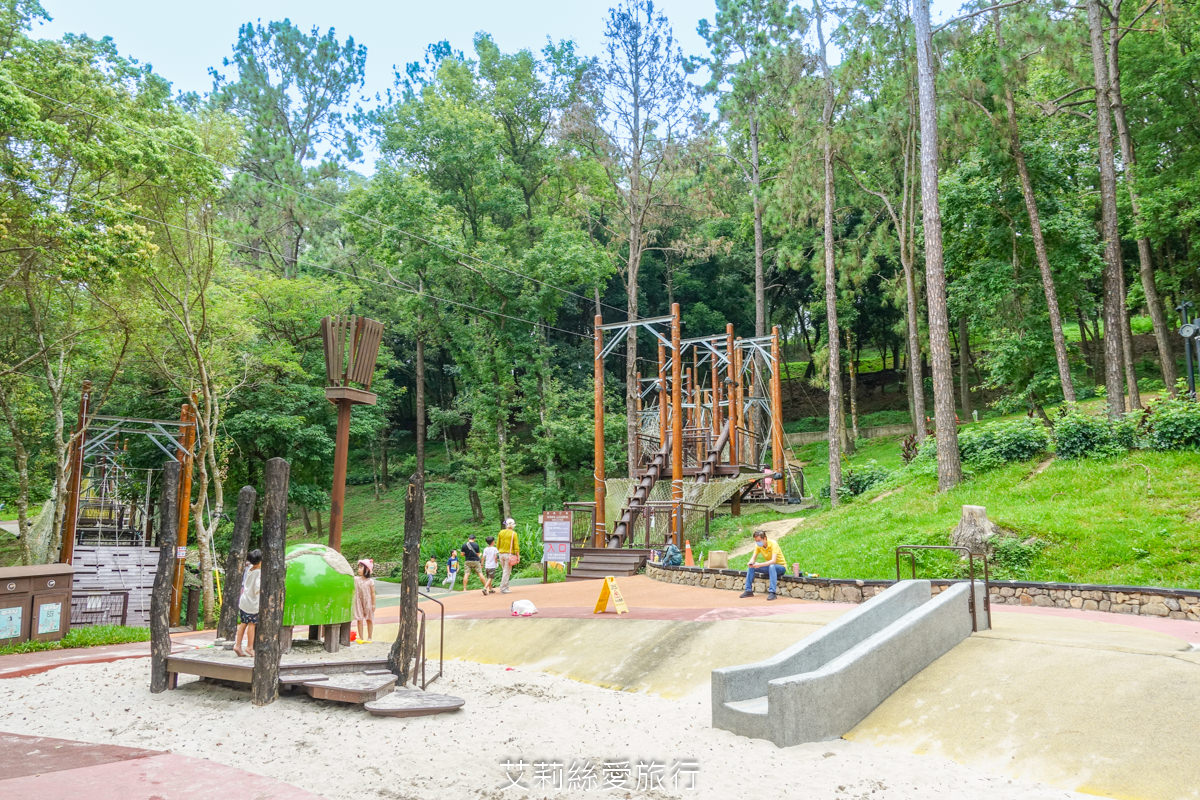 台中親子景點 東勢林場遊樂區 螢火蟲季來了！ 超放電體能訓練場刺激又好玩 幼童遊戲區 沙坑 彈跳床 溫泉泡腳池好放鬆！住宿環境乾淨又舒適 兩天一夜親子暑假旅遊