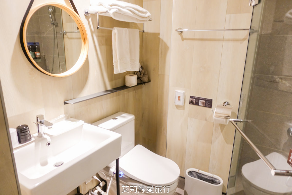 台中親子景點 東勢林場遊樂區 螢火蟲季來了！ 超放電體能訓練場刺激又好玩 幼童遊戲區 沙坑 彈跳床 溫泉泡腳池好放鬆！住宿環境乾淨又舒適 兩天一夜親子暑假旅遊