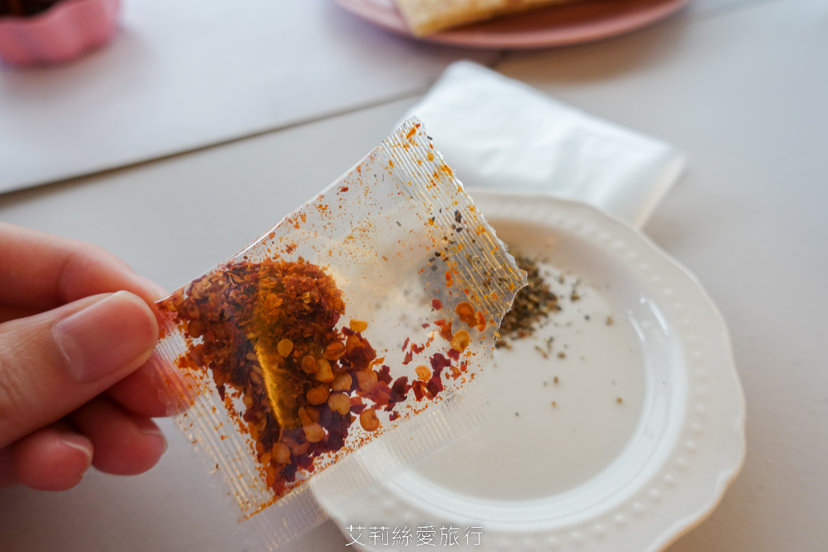 新北蘆洲區美食 林太太手工石烤披薩 炸雞鮮嫩多汁不輸拿坡里 鮮嫩紙包雞肉質嫩到不行 內行人都會先訂餐才不會久候 捷運蘆洲站