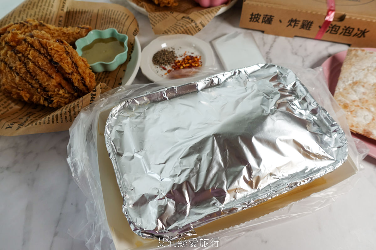 新北蘆洲區美食 林太太手工石烤披薩 炸雞鮮嫩多汁不輸拿坡里 鮮嫩紙包雞肉質嫩到不行 內行人都會先訂餐才不會久候 捷運蘆洲站