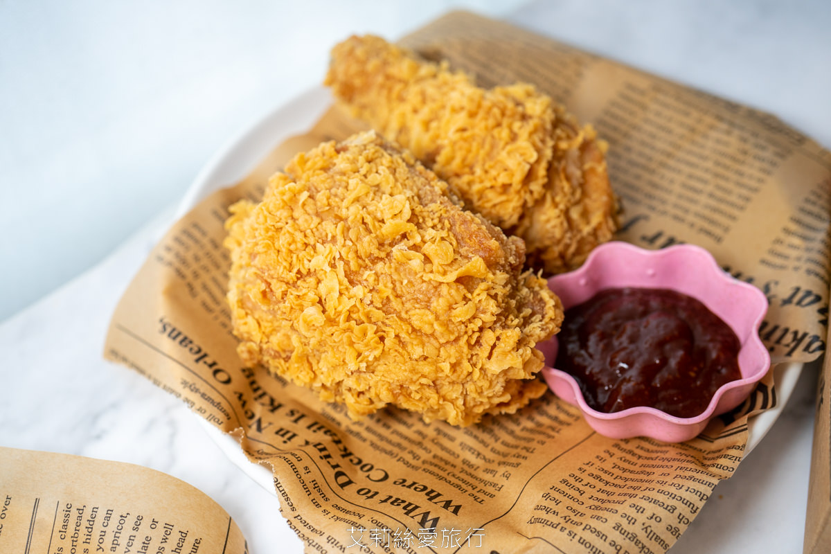 新北蘆洲區美食 林太太手工石烤披薩 炸雞鮮嫩多汁不輸拿坡里 鮮嫩紙包雞肉質嫩到不行 內行人都會先訂餐才不會久候 捷運蘆洲站