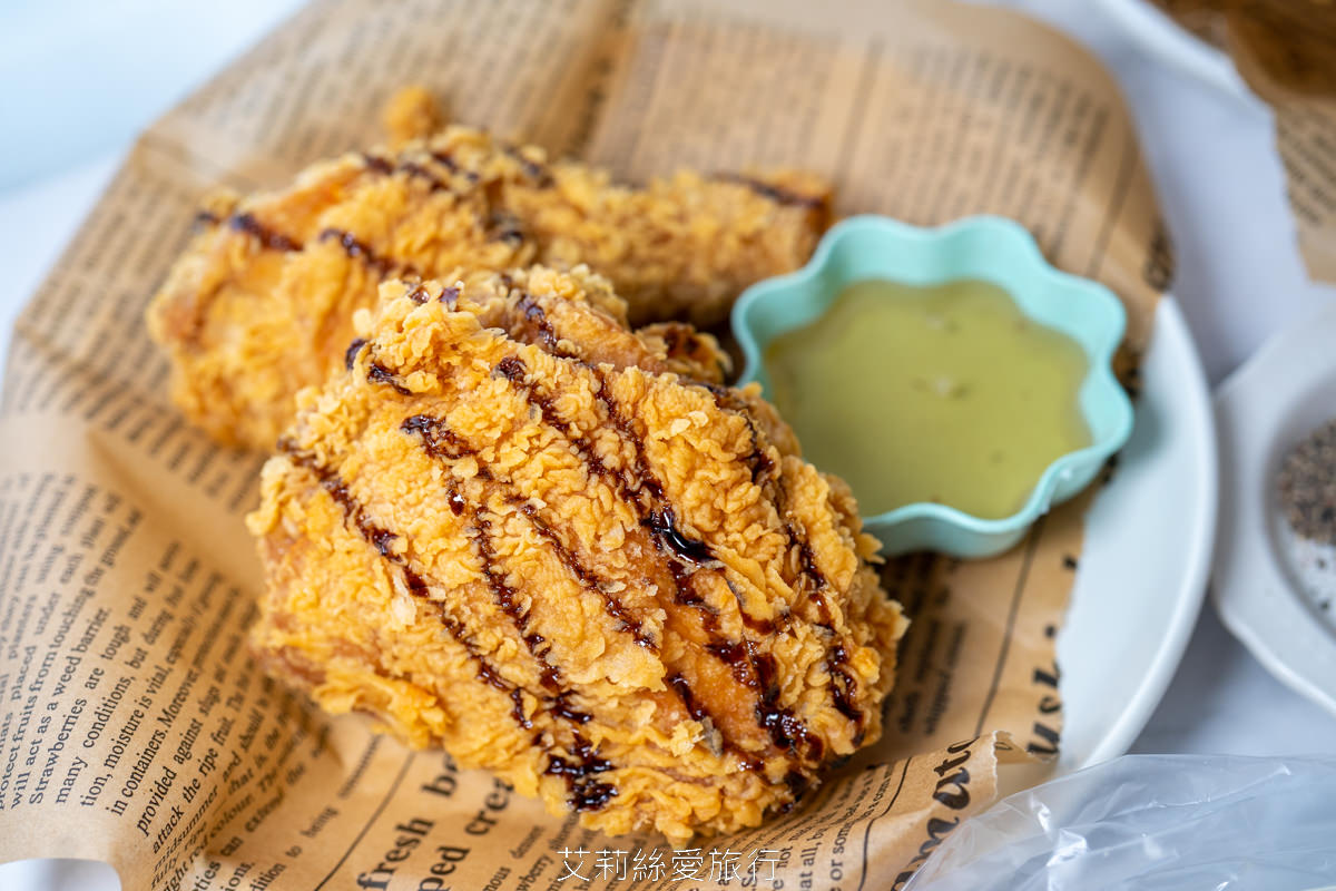 新北蘆洲區美食 林太太手工石烤披薩 炸雞鮮嫩多汁不輸拿坡里 鮮嫩紙包雞肉質嫩到不行 內行人都會先訂餐才不會久候 捷運蘆洲站