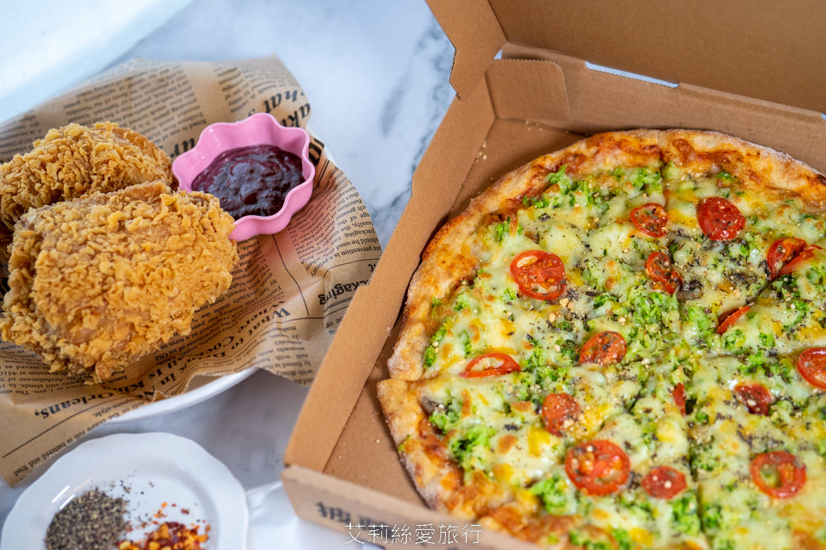 新北蘆洲區美食 林太太手工石烤披薩 炸雞鮮嫩多汁不輸拿坡里 鮮嫩紙包雞肉質嫩到不行 內行人都會先訂餐才不會久候 捷運蘆洲站